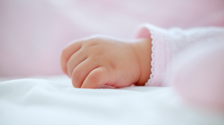 На Тернопільщині породілля залишила в під'їзді новонароджену доньку: дитина в лікарні, а матір розшукують