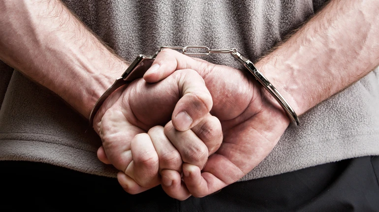 Чоловіка зв’язав, а жінку – зґвалтував: на Дніпропетровщині затримали зловмисника, який проник у будинок