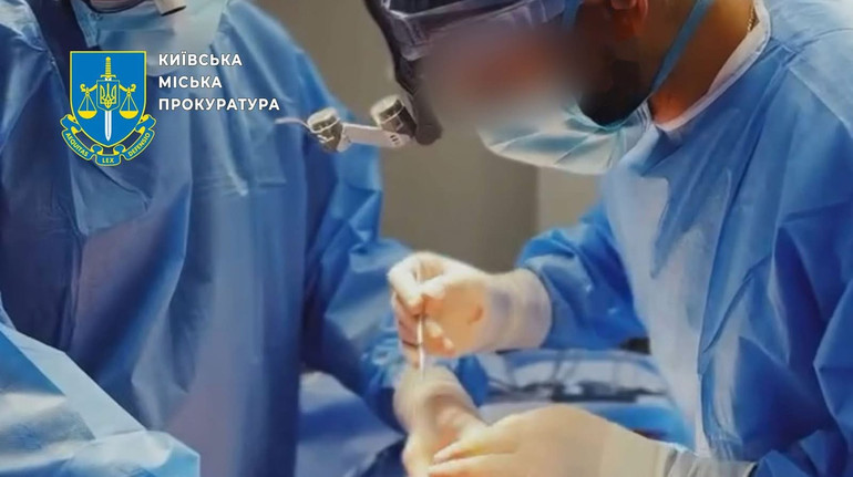 У Києві онкохворій жінці зробили підтяжку грудей, незважаючи на пухлини: хірурга судитимуть