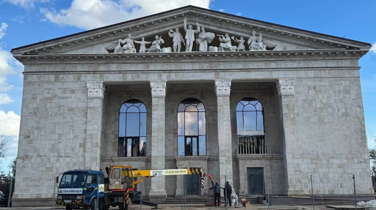 Завершують відновлення: окупанти планують відкрити зруйнований їхніми авіабомбами драмтеатр у Маріуполі