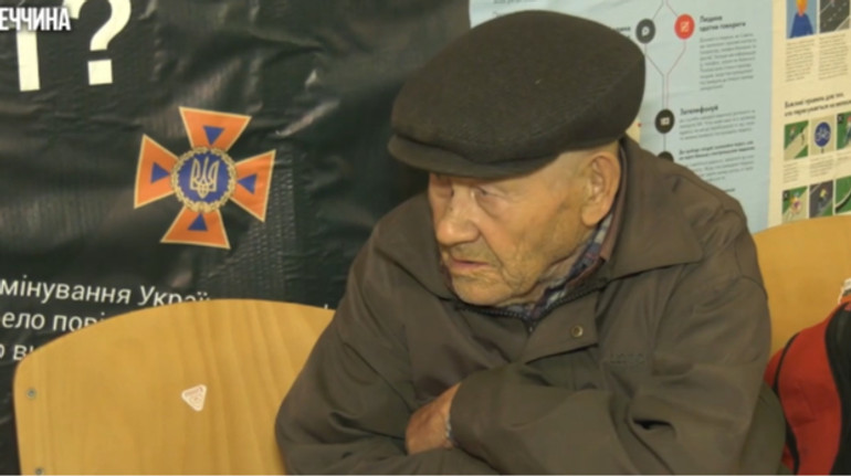 Не хотів отримувати громадянство РФ: 88-річний дідусь самотужки вийшов з окупованої частини Донеччини