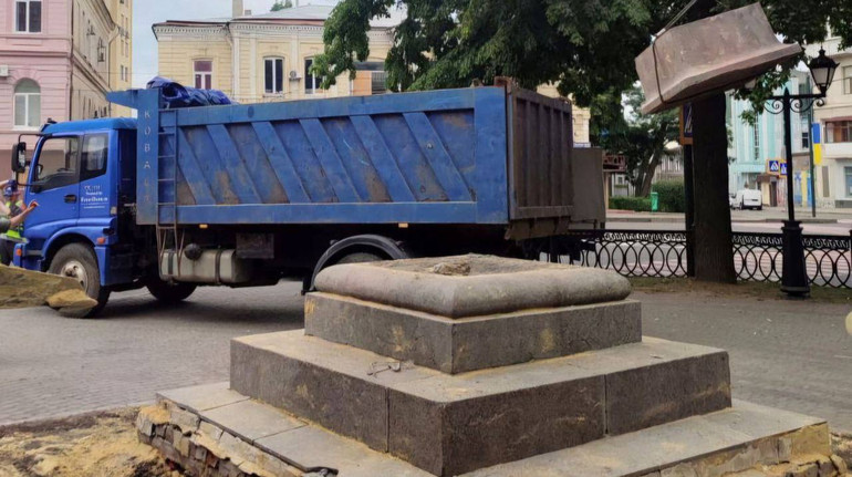 У Харкові демонтували постамент пам'ятника Пушкіну