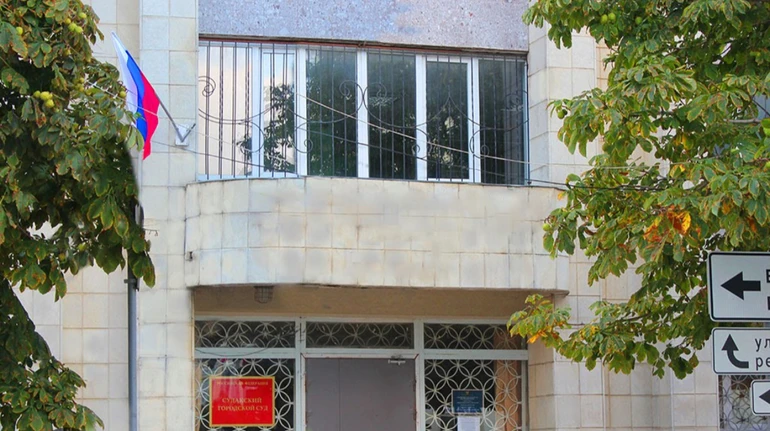 У Криму чоловіка ув'язнили на 2 роки за публікацію мема з фразою М*скаль не людина