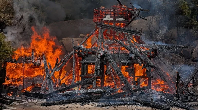 У Японії згоріла буддійська святиня, де 1200 років палав вічний вогонь – і це вже вдруге