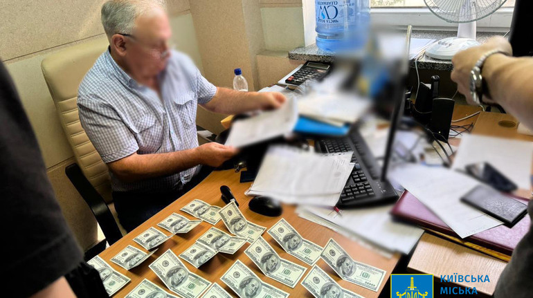 Допомагав із відповідями на іспиті: у Києві затримали на хабарі проректора приватного вишу