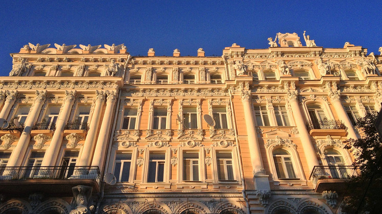 У Києві незаконно придбали квартиру в письменницькому будинку Роліт. Прокуратура подала в суд