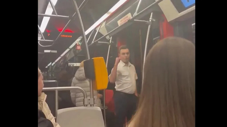 У Чехії судять водія трамвая, який взимку накричав на родину українців з дитиною: вони вимагають компенсації