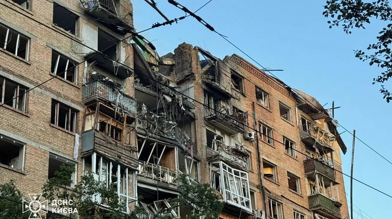 Я бачила, як наші речі летять униз: історія киян, квартиру яких зруйнувала російська ракета