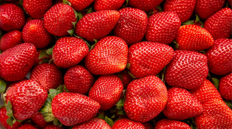 Скарбниця вітамінів: чому варто їсти полуницю та чи може вона зашкодити