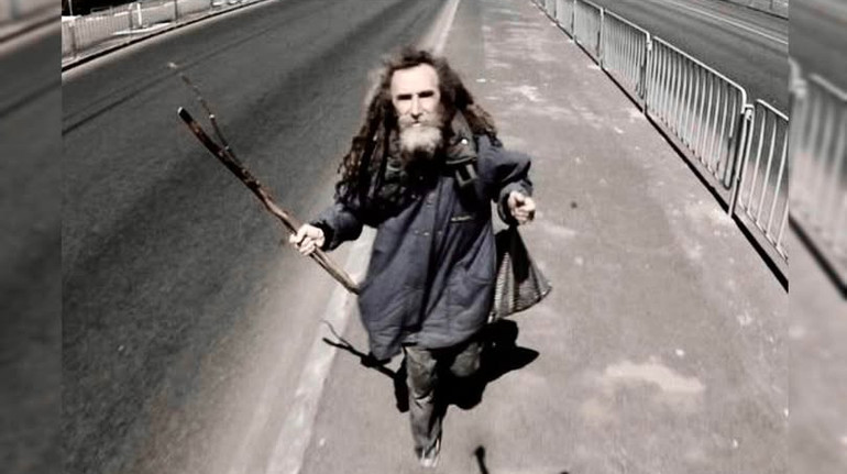 У Дніпрі під колесами авто загинув місцевий Форест Гамп: у пам’ять про нього встановлять мініскульптуру