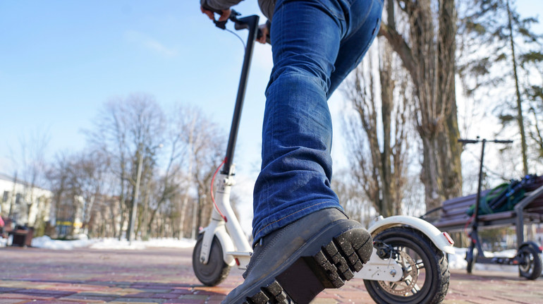 У Києві 11-річний хлопець на електросамокаті збив жінку: вона каже, що батьки хочуть зам'яти справу