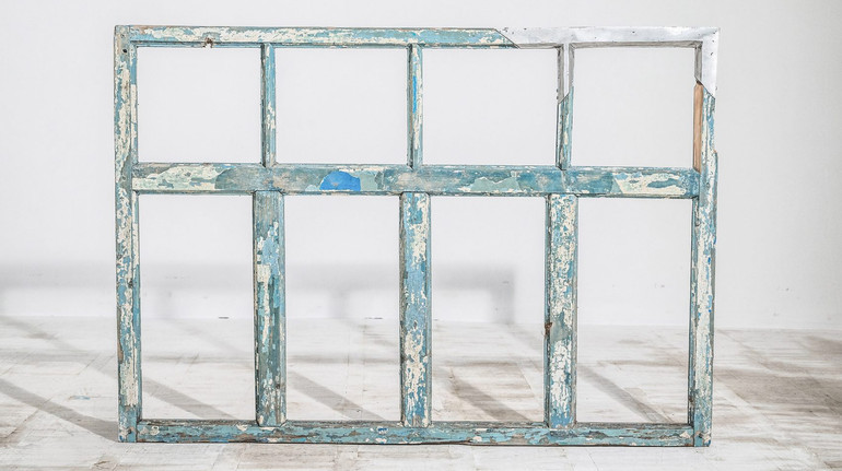 Французький митець створив скульптури з пошкоджених російськими обстрілами меблів