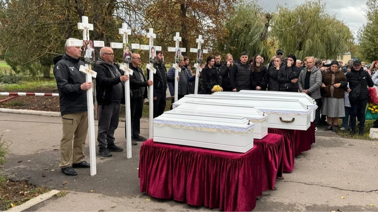 На Криворіжжі попрощалися з 5 дітьми родини Воронових, будинок яких 30 липня знищила ракета
