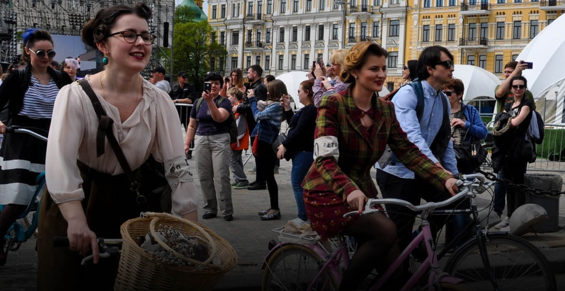 Маленьке чорне плаття і велосипед. У Києві відбувся 5-й ретро парад