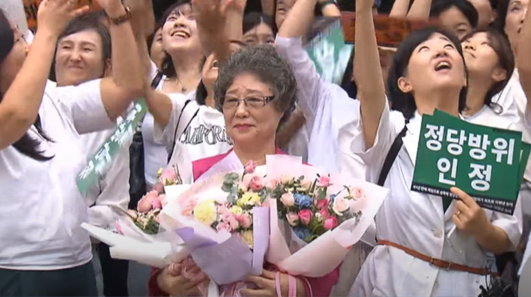 Суд у Південній Кореї через 61 рік виправдав жінку, яка відкусила нападнику частину язика