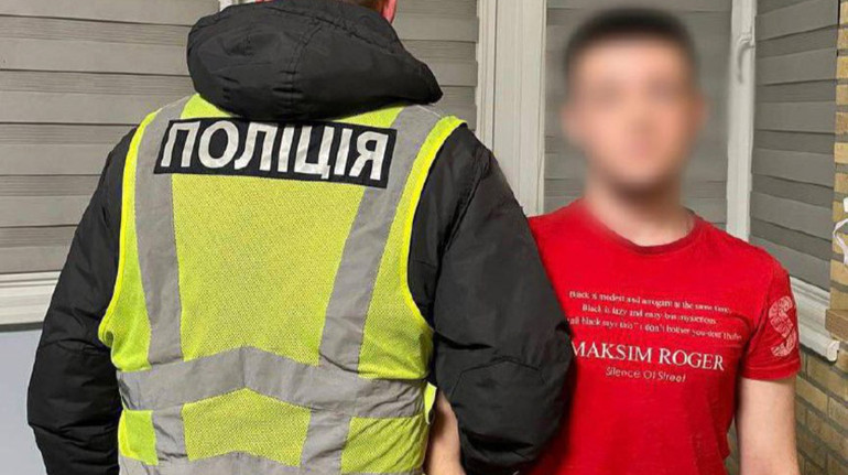 У Києві чоловік вдягнувся як поліціянт і співав російські пісні: як його покарають