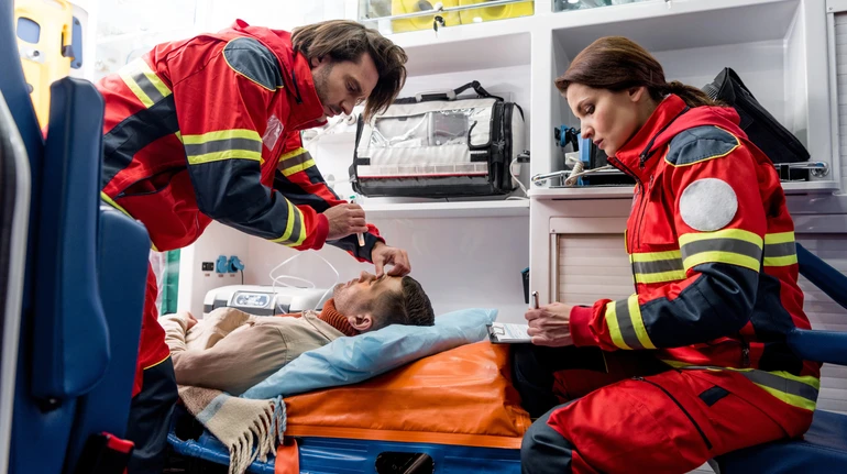 Ризик однаковий, доплати різні: у МОЗ кажуть про підвищення зарплат для екстренки, медики обурені