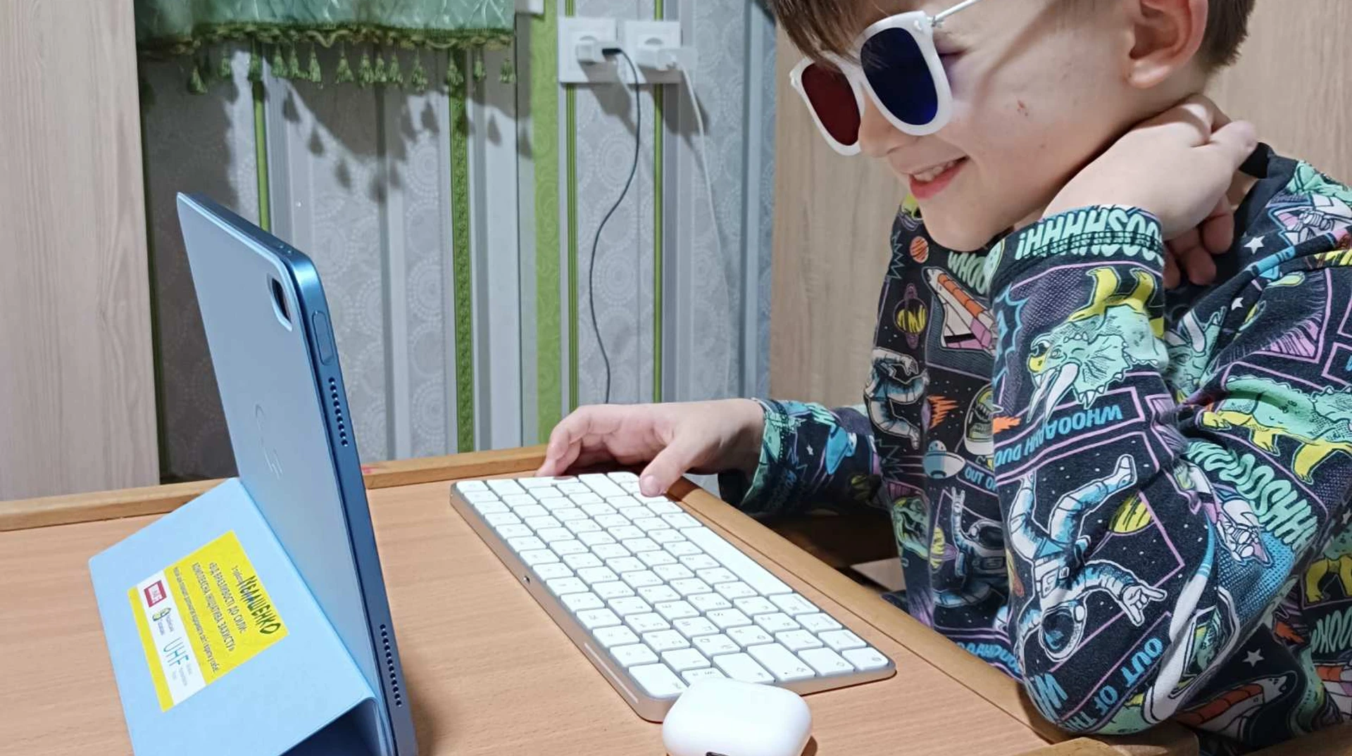 Коли лікування виглядає як гра: як планшети допомагають дітям відновлювати зір на Сумщині