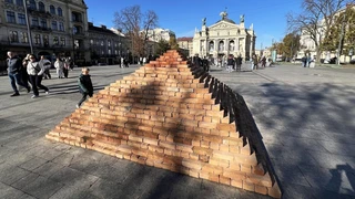 У Львові встановили інсталяцію Говерла біля Оперного театру. Як у соцмережах відреагували