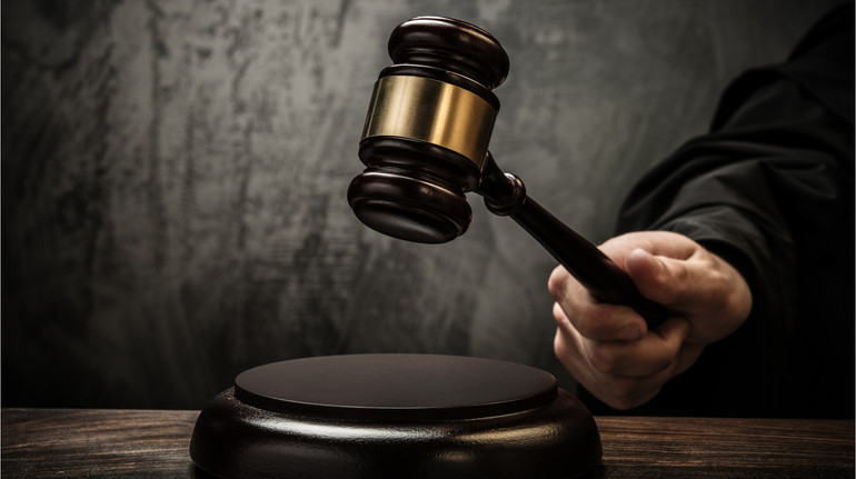 Зґвалтування дівчинки на Закарпатті: суд відмовив захисту обвинувачених у закритті справи