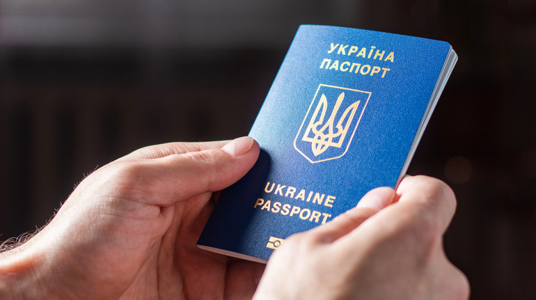 Delayed a man who married a mother -in -law to leave the country