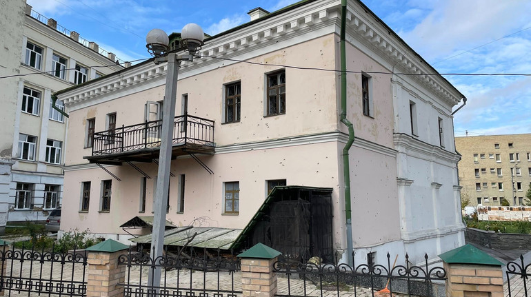 Росіяни пошкодили Музей гетьманства у Києві