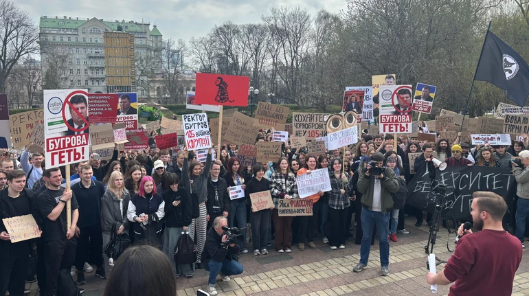 Не хочу червоніти: студенти вийшли на протест проти ректора КНУ Бугрова після секс-скандалу