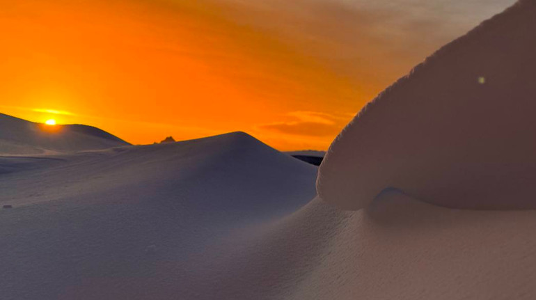 Снігові хвилі, створені вітром: українські полярники показали унікальне антарктичне явище