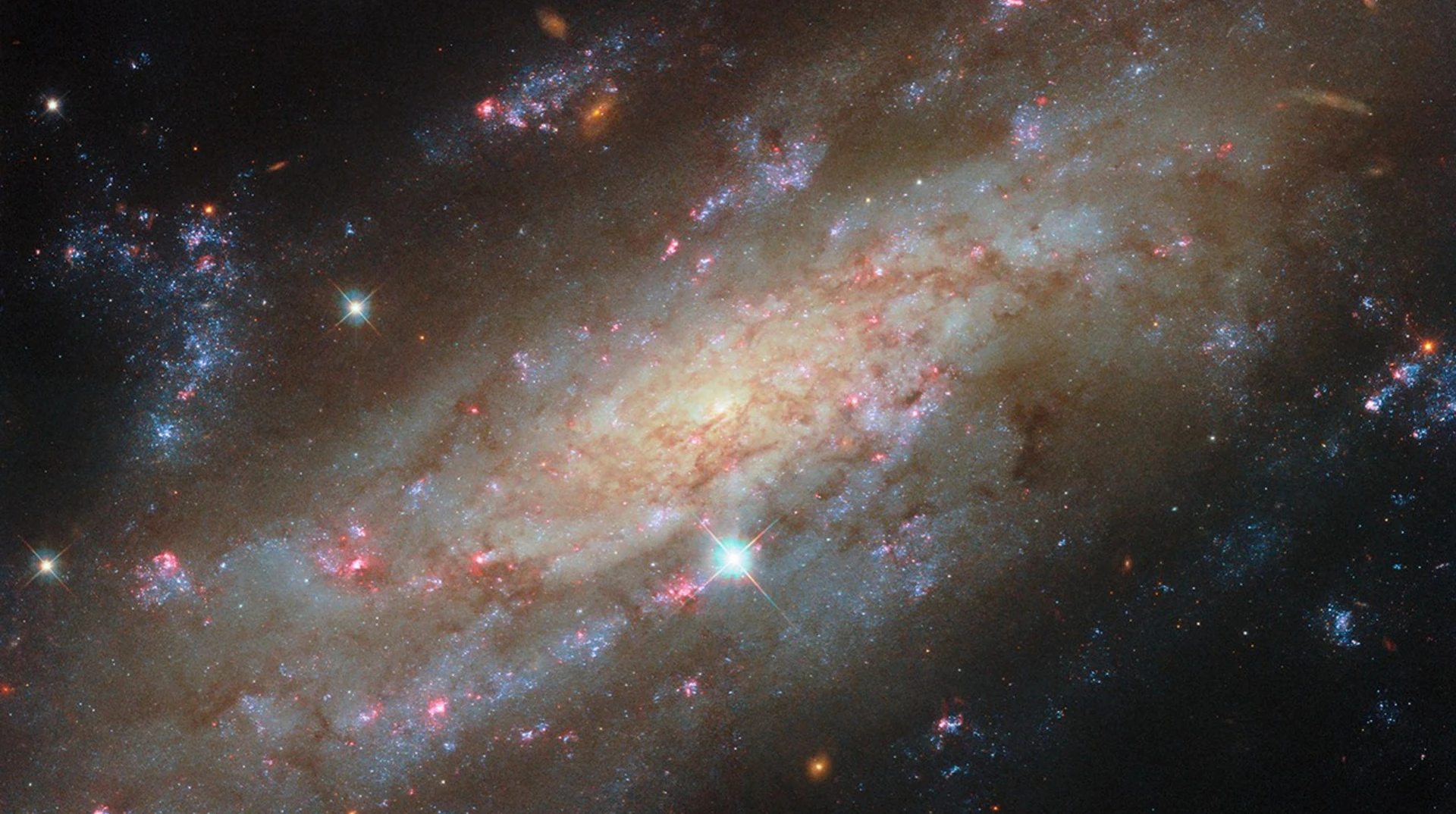Hubble відкрив нові деталі далекої галактики NGC 3137