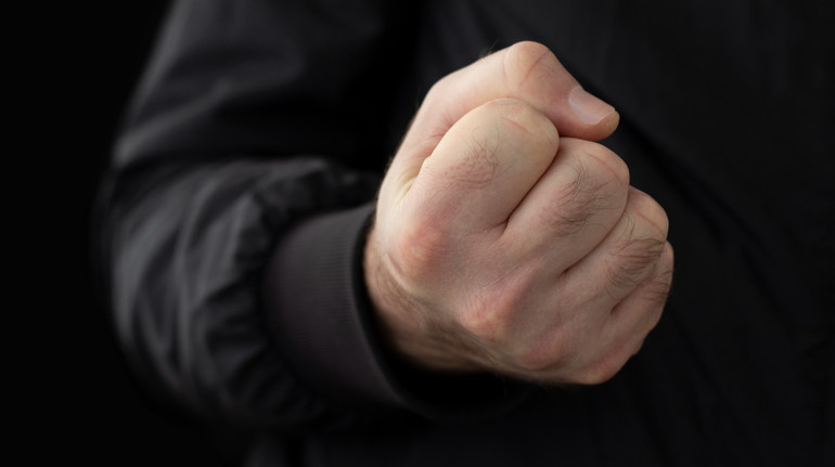 У Житомирі чоловік побив 67-річну жінку, яка зробила йому зауваження через російськомовну музику