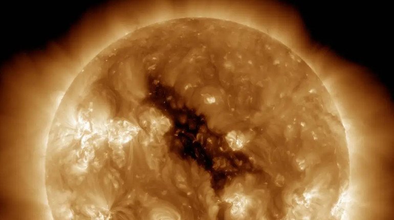 На Сонці помітили діру, спрямовану до Землі: на планеті очікують геомагнітні бурі