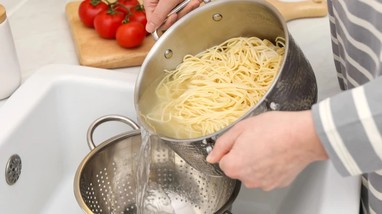 Чи потрібно промивати макарони холодною водою: що кажуть шеф-кухарі