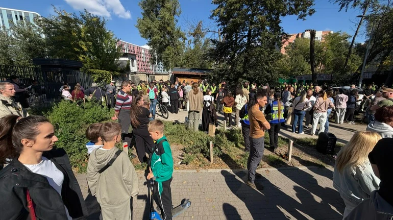 Від сильного удару я впала: активісти заявили про побиття під час протестів на Теремках