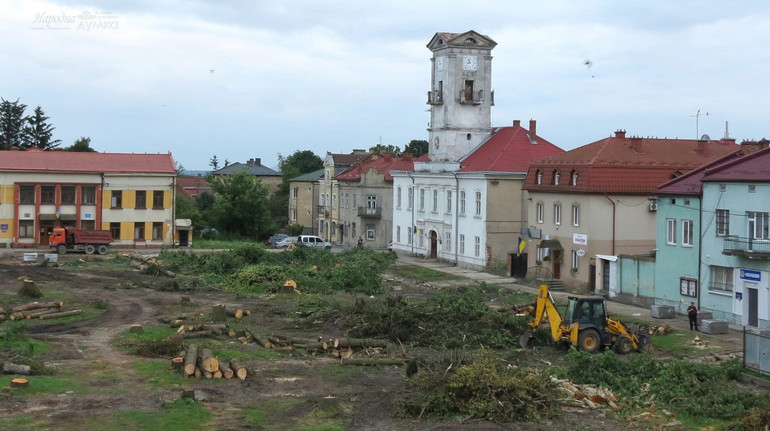 У Городку на Львівщині вирубали сквер у центрі міста: що відбувається