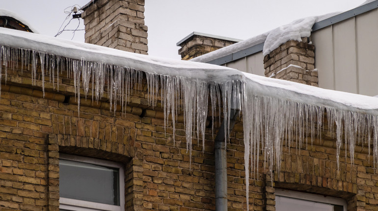 На авто впала бурулька? Юристи розповіли, як отримати відшкодування