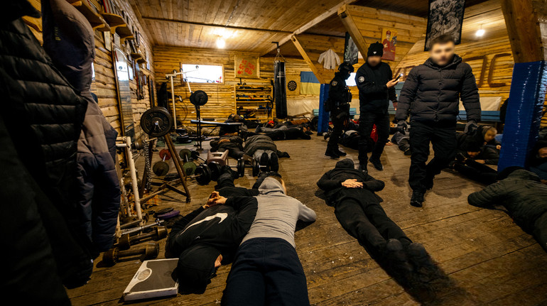 Рабство під виглядом реабілітації: на Київщині викрили групу, яку підозрюють у торгівлі людьми