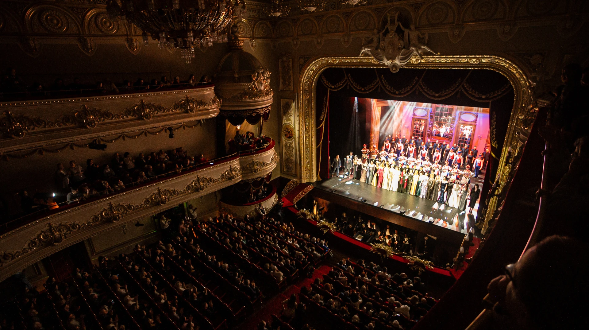 Театр як простір сили