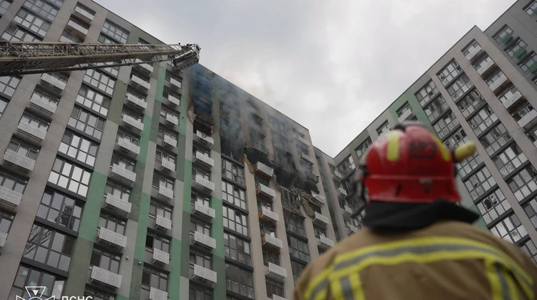 Попадали на підлогу від удару: очевидці розповіли про наслідки влучання Шахеда в будинок у Києві