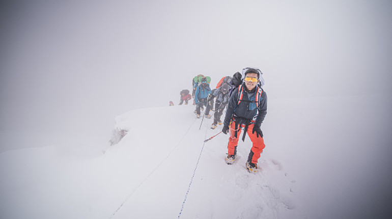 Digging snow with pots: the story of a tourist that broke through the blizzard on Everest