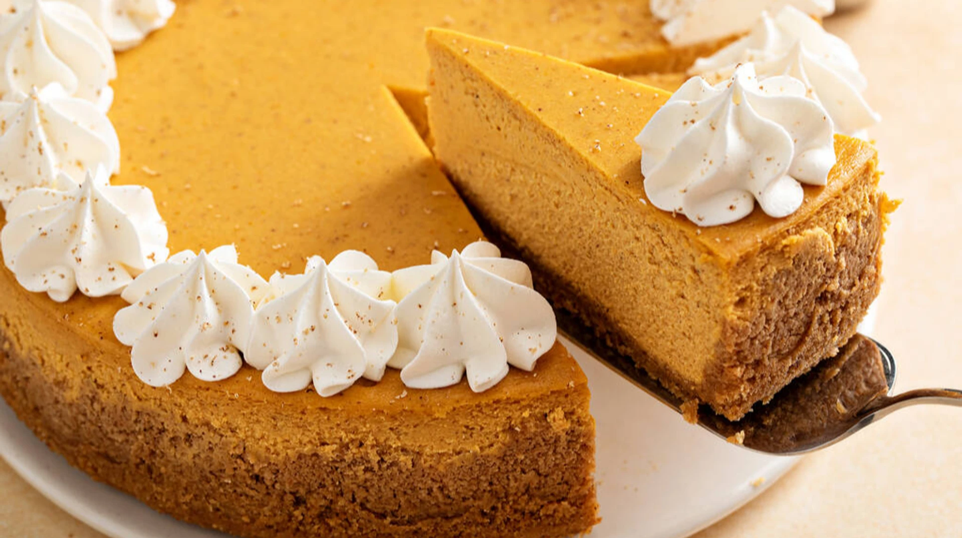 Гарбузовий чизкейк з апельсином та прянощами: як приготувати осінній десерт