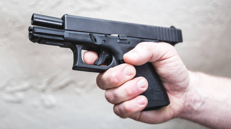 В Одесі на Трасі здоров'я чоловік стріляв у безпритульних собак: одна тварина загинула