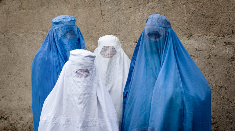 Таліби зобов’язали жінок одягати бурку для входу у лікарні: це повністю закритий одяг із сіточкою для очей