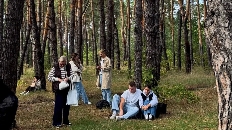 Квест по-залізничному: пасажири поїзда під час евакуації наввипередки шукали гриби за хот-дог