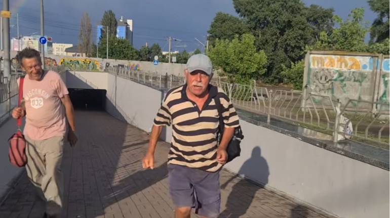 Погрожували приходом росіян: у Києві двоє чоловіків напали на волонтерку