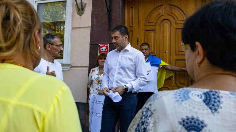 Жителі Мархалівки прийшли під офіс омбудсмена – вимагали перенести військове кладовище