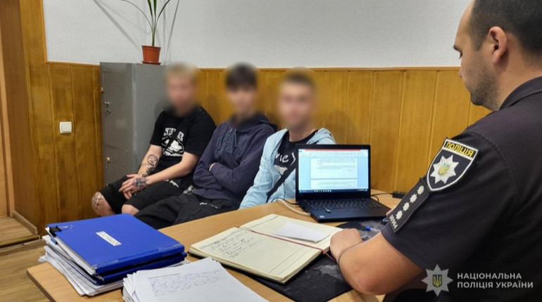 Були п’яні: у Запоріжжі затримали трьох юнаків, які пошкодили українські прапори