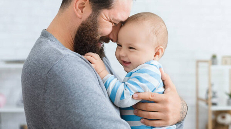 Лише 25% татів стабільно бере участь у догляді за новонародженою дитиною: опитування жінок