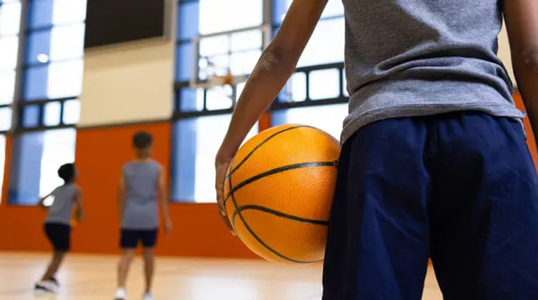 На Вінниччині вчитель фізкультури вдарив учня палицею: йому оголосили про підозру