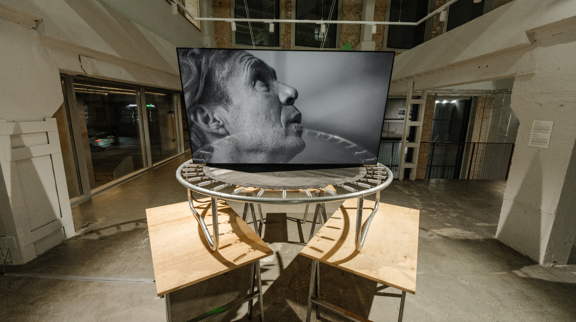 Стрибки у надмірності: про дебютну виставку Промприлад Артцентра в Івано-Франківську