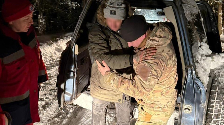 Винесли ледь не на руках: прикордонники врятували чоловіків, які хотіли перейти кордон у -20°С